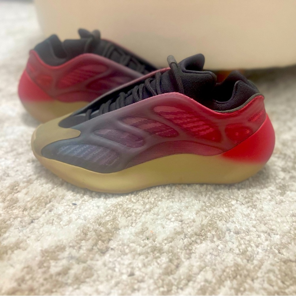 Yeezy 700 v3 size 6